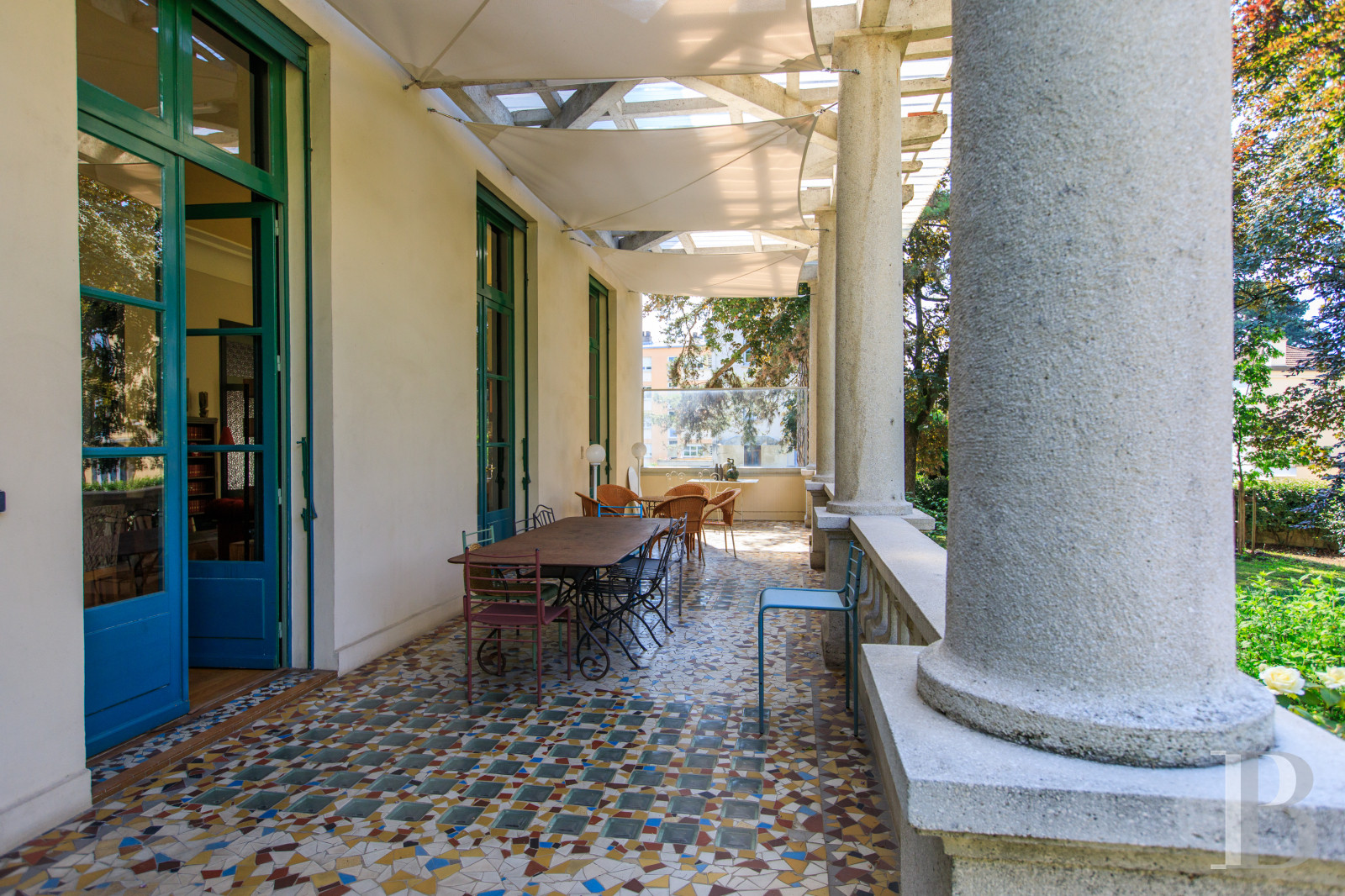 En Saône-et-Loire, à Mâcon, une villa et son jardin entièrement de style Art déco - photo  n°26